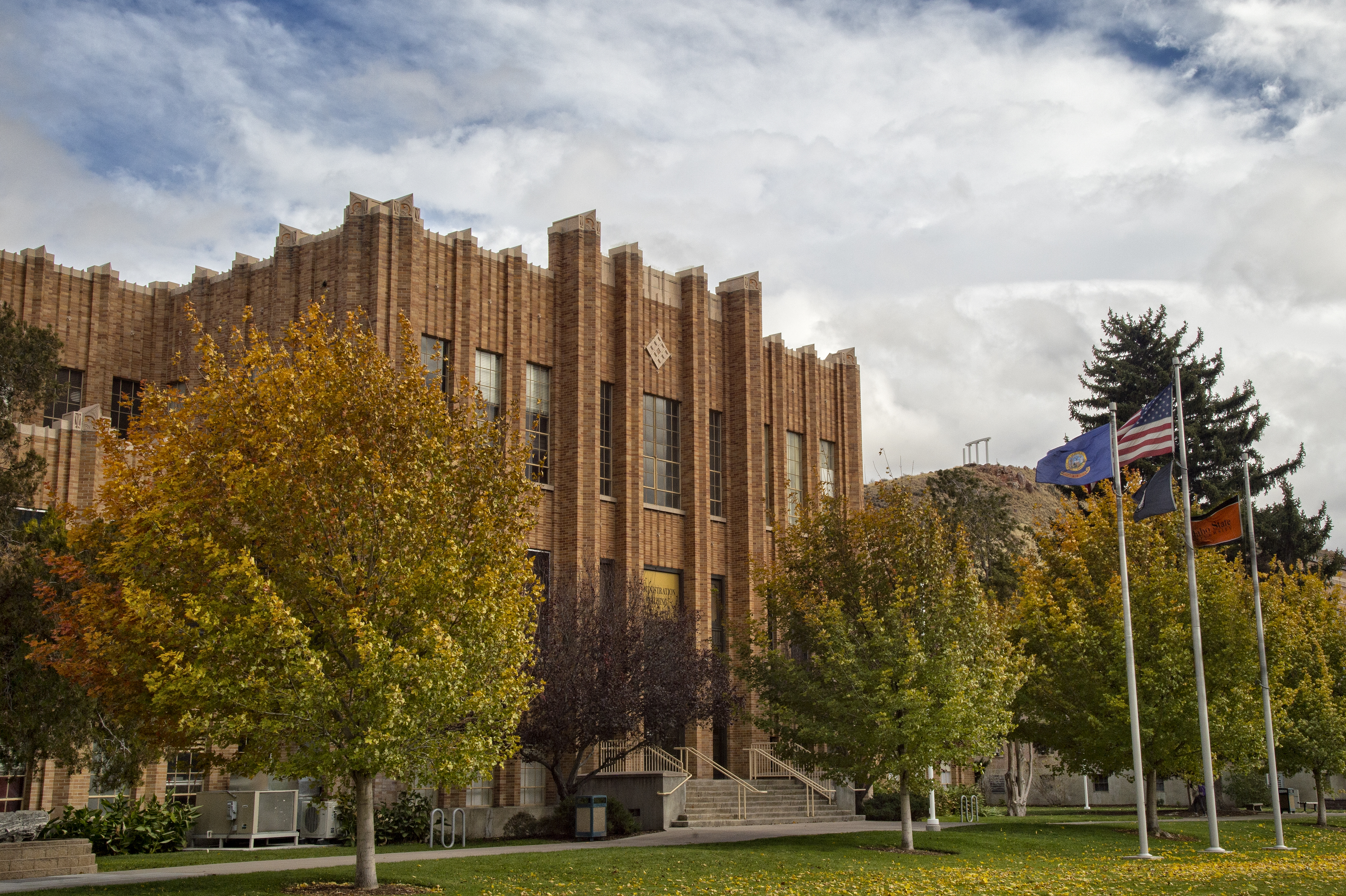 Fall Admin Bldg Pic