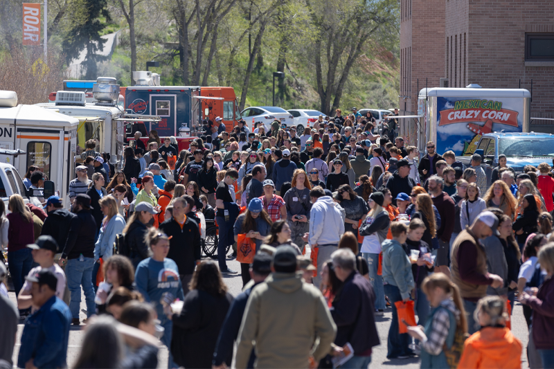 A crowd of students, prospective students, and faculty participating in Bengal Visit Day