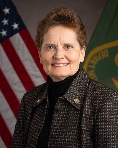 Laura Hill headshot