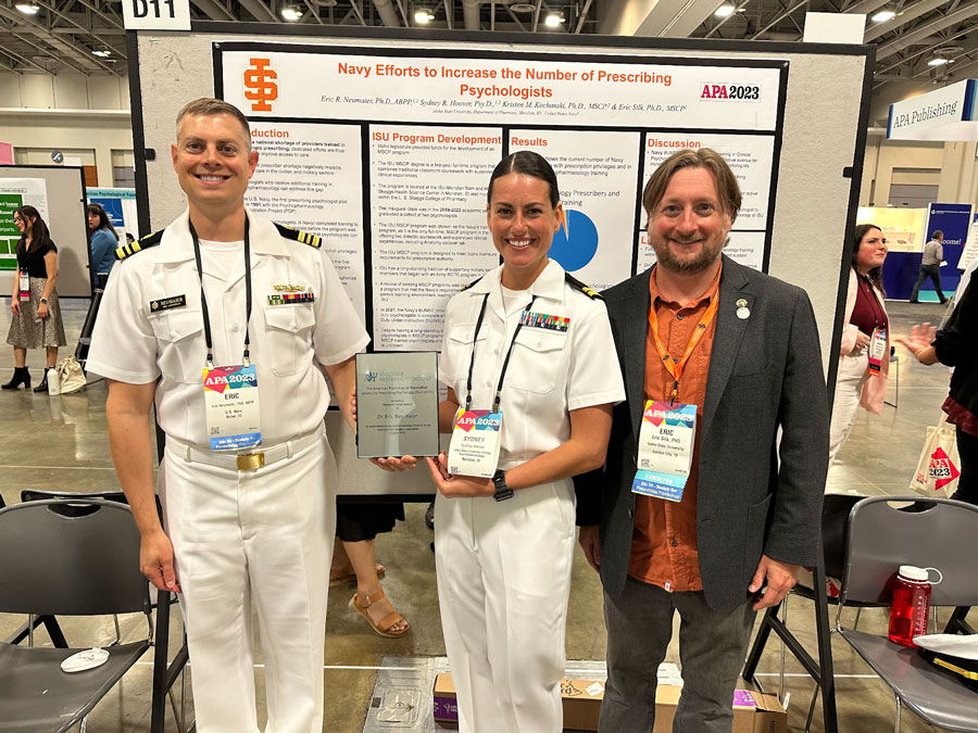 MSCP students presenting an award at the APA 2023 Annual Meeting